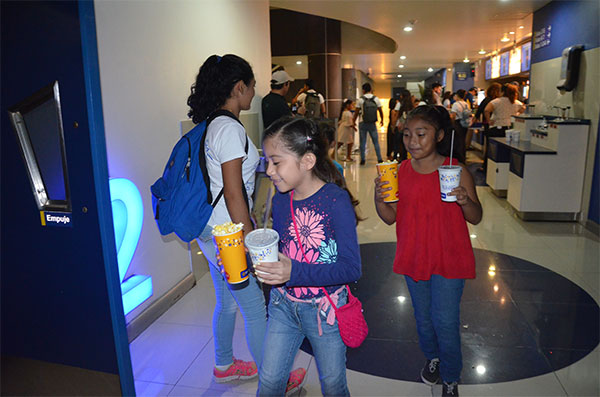 Niños y Niñas Felices Van al Cine